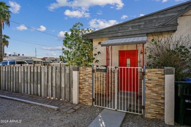 Building Photo - 1850 W Glenrosa Ave