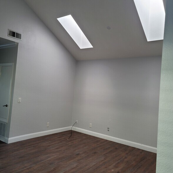 Building Photo - 812 15th St