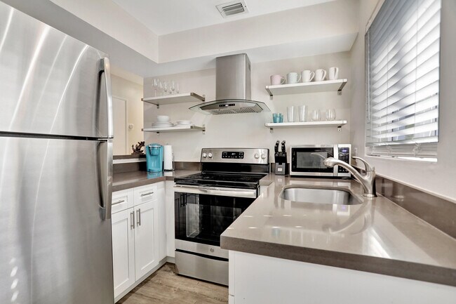 Building Photo - 3208 Marine Dr