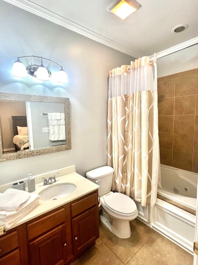 Building Photo - 190 Oak St