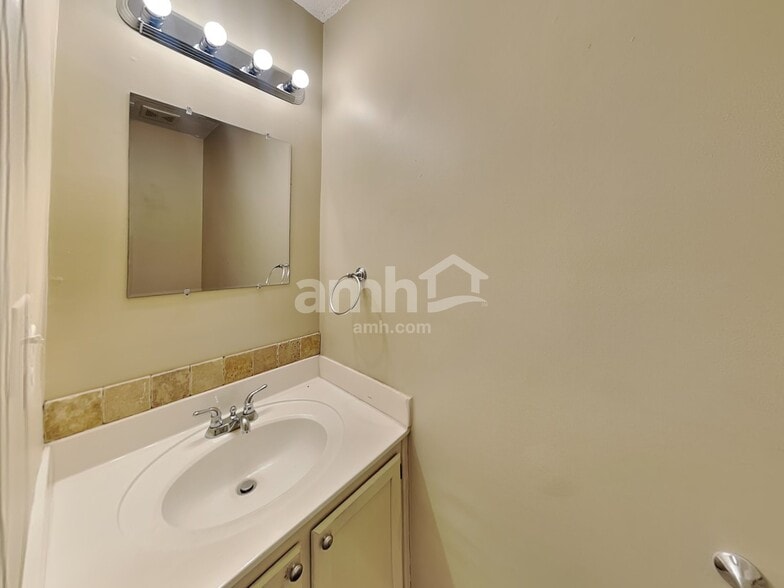 Building Photo - 7410 Henderson Park Rd