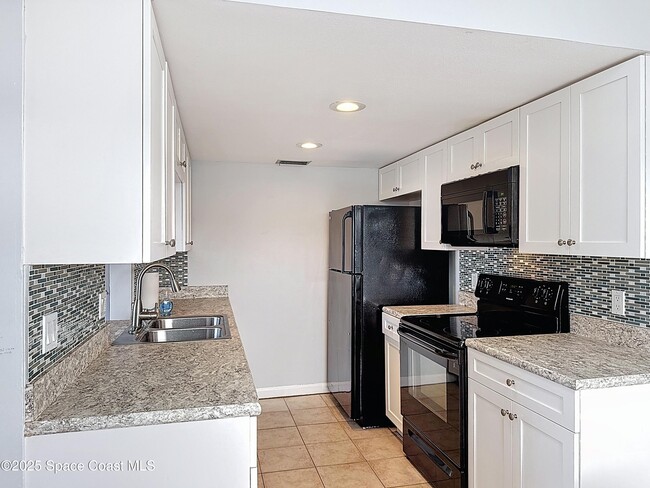 Building Photo - 516 S Plumosa St