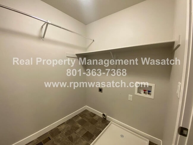 Building Photo - Beautiful 3 Bed, 4 Bath Townhome with 2-ca...