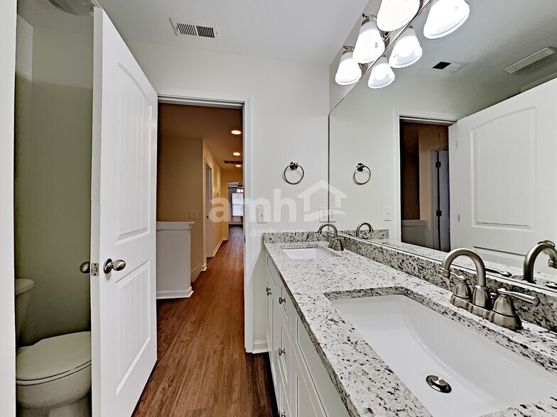 Building Photo - 3318 Diamond Ct