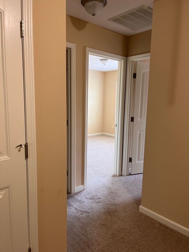 Building Photo - Lovely 3 Bedroom Townhouse in Raleigh!!