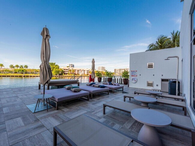 Building Photo - 4010 S Ocean Dr