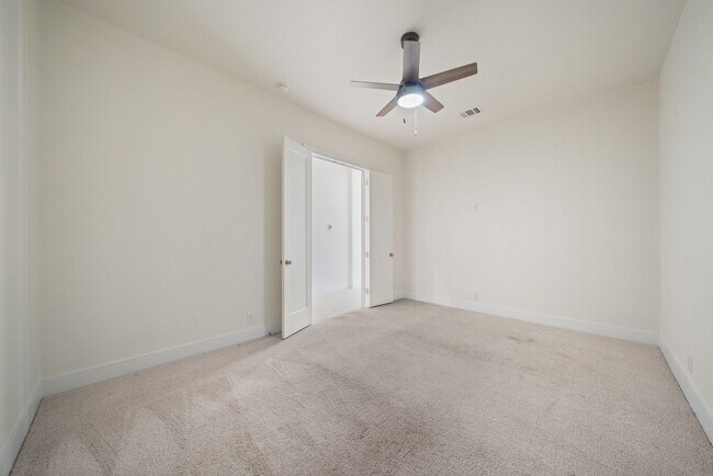 Building Photo - Stunning 4-Bed, 4.5-Bath Home with Pool Access and Private Yard in New Braunfels