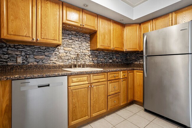 Building Photo - 2 Bedroom 1 Bath Condominium Located in Johnson City, TN