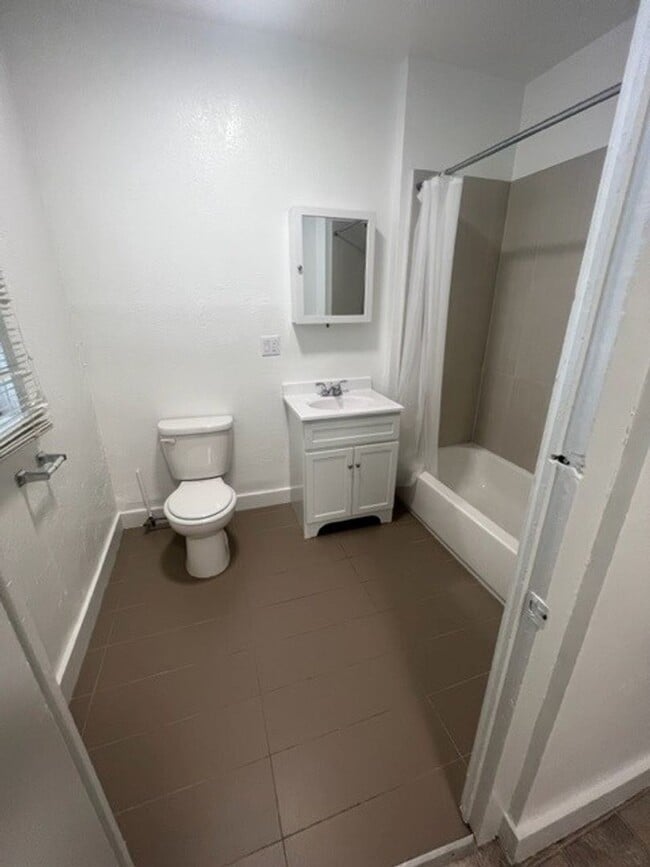 Building Photo - 632