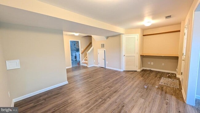 Building Photo - 211 Shirley Square SE