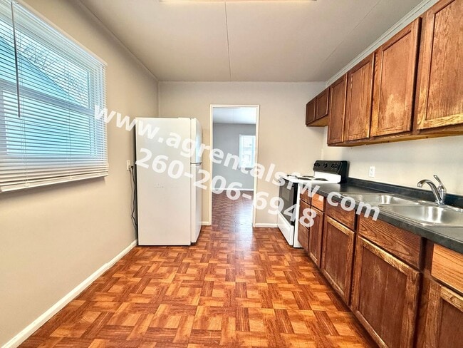 Building Photo - 3 Bedroom House