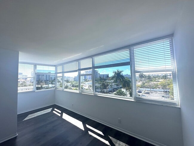 Building Photo - Large Updated 2BR/2BA Bath Condo - Steps from Fort Lauderdale Beach!