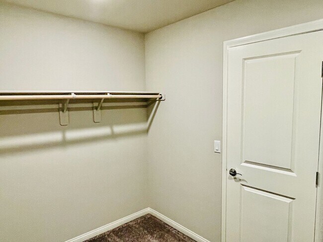 Building Photo - 4 Bd, 3 Bth, Newer Home, Granite Countertops and Entertainer’s Dream!