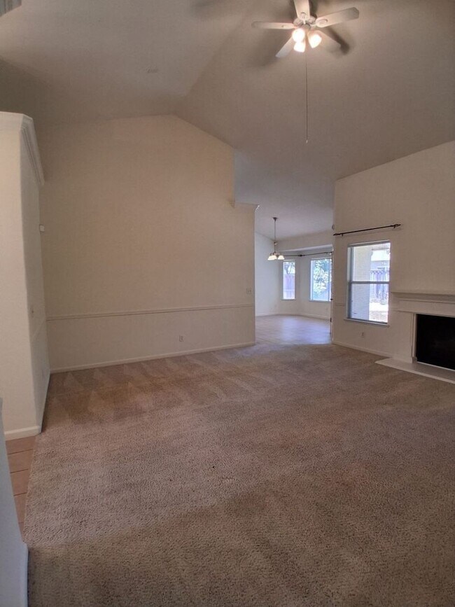Building Photo - Desirable Clovis Single-Level Home: 3-bedroom, 2-bathroom