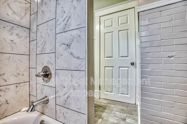 Building Photo - 2110 Taylor Ave