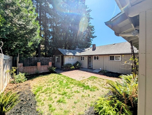 Building Photo - 3bd/.75ba Lynnwood Home