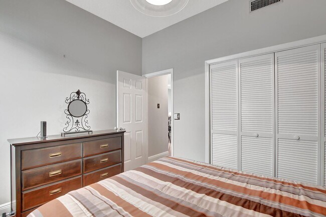 Building Photo - 7520 La Paz Blvd