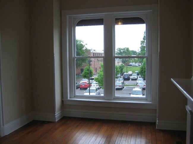 Primary Photo - Huge 4 bed 2.5 Bath Home with Stainless Ap...