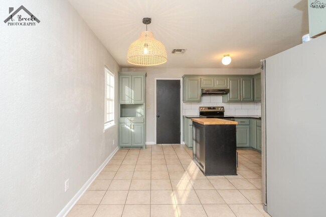 Building Photo - 2920 Featherston Ave