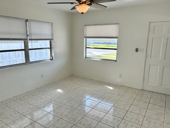 Building Photo - 2 bed 1 Bath House in Ideal Location in St Pete