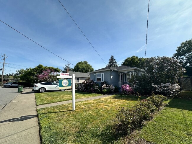 Building Photo - 326 Sycamore Ave
