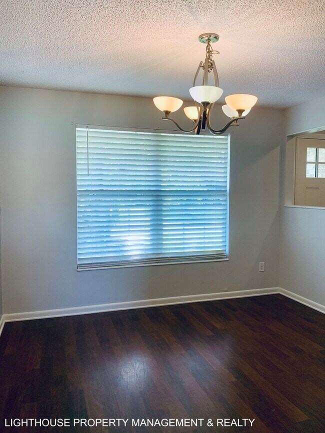 Building Photo - Spacious 4-Bedroom, 2-Bath with Fenced Yar...