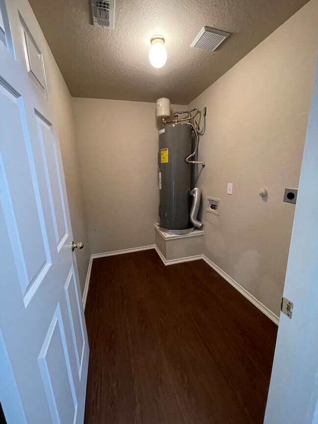 Building Photo - NEW ON MARKET