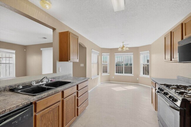 Building Photo - West Side 2/story 3 Bedroom 2.5 Bath 1605/sf 2/CG