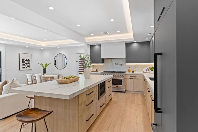 Building Photo - 810 W California Way