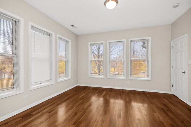 Building Photo - 3986 S Drexel Blvd