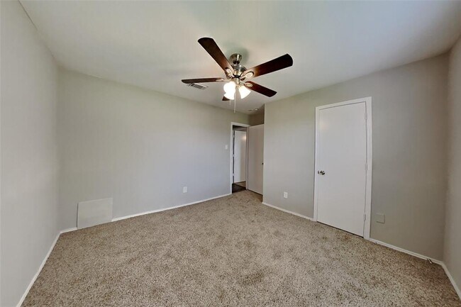 Building Photo - 11818 Sandy Stream Dr