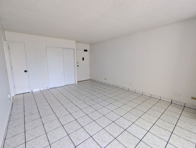Building Photo - Large studio in the heart of Waikiki with assigned parking