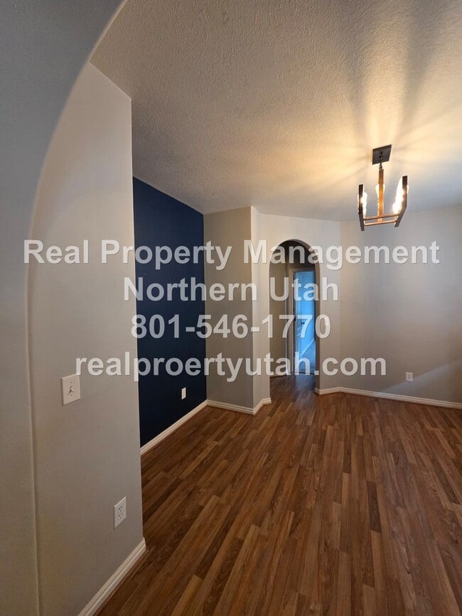 Building Photo - 3 Bedroom Home Available in North Salt Lake