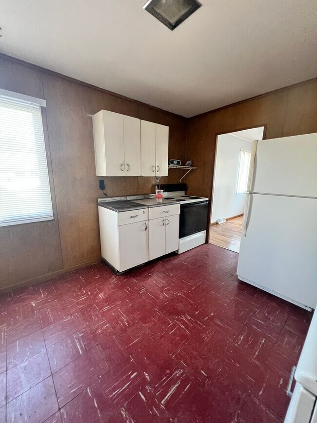 Building Photo - Nice S. Omaha House! 2 bed 1 bath, fully f...