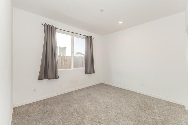 Building Photo - 2844 N Vahe Ave