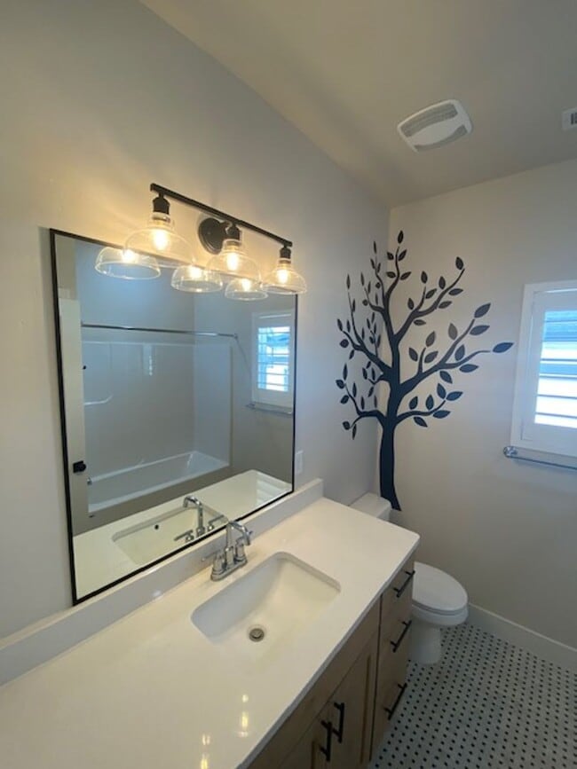 Building Photo - Move-In Discount -- 3 bedroom - 2 bath Newer Single family in Crescent Hills