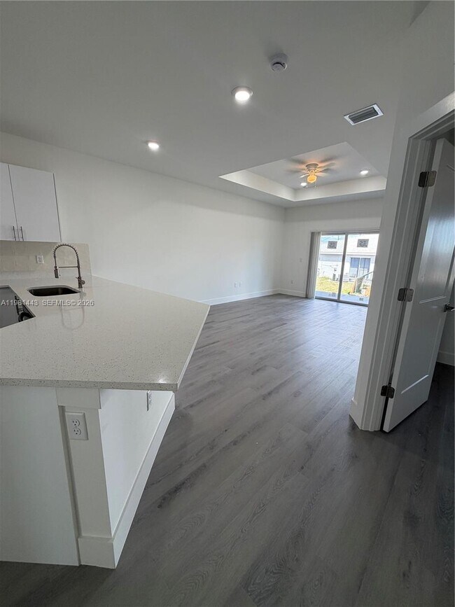 Building Photo - 723 Ivan Ave S