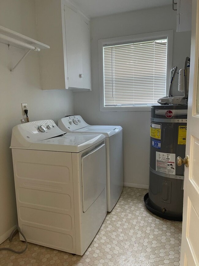 Building Photo - Nice and Bright Rambler near Downtown Kirkland