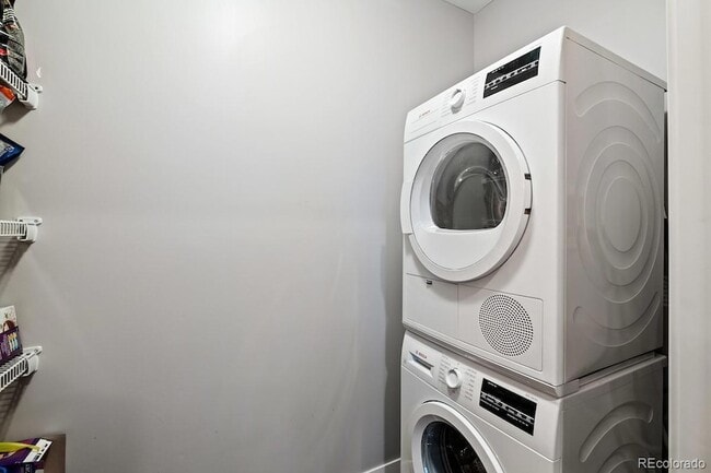 Building Photo - 2001 Lincoln St