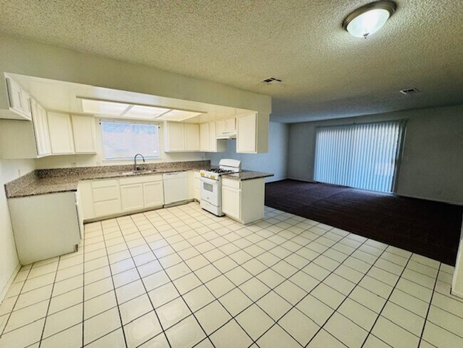 Building Photo - Remodeled and Spacious 4+2