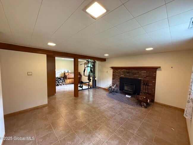 Building Photo - 1565 Crescent Rd