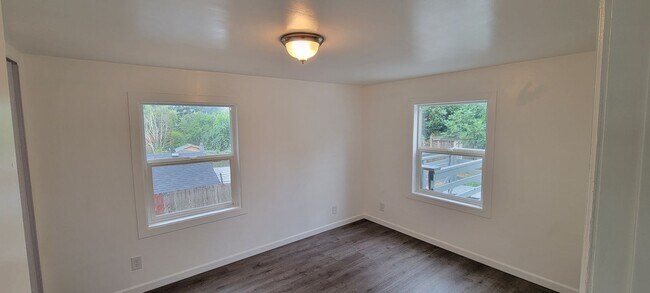 Building Photo - Cozy South Beacon Hill Cottage with 2 bedrooms, bonus room, and large yard with territorial views