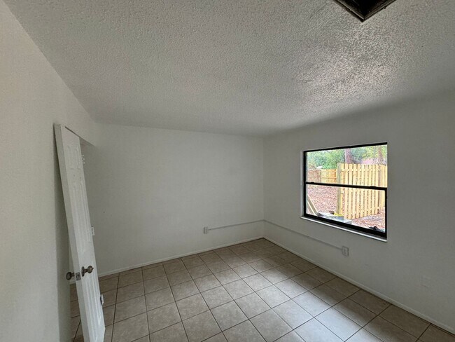 Building Photo - Cozy duplex with 3 bedrooms and 2 baths