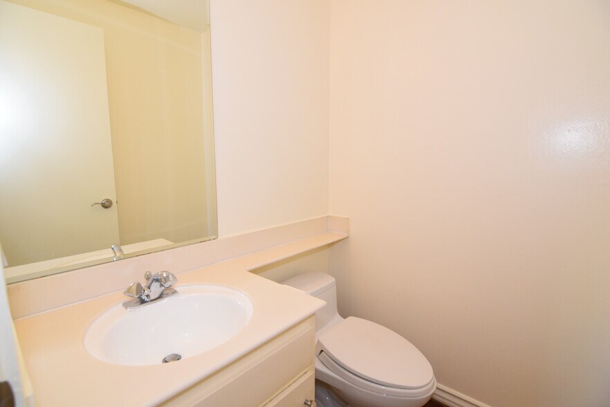 Building Photo - 13340 Maxella Ave