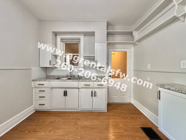 Building Photo - 1102 Runnion Ave