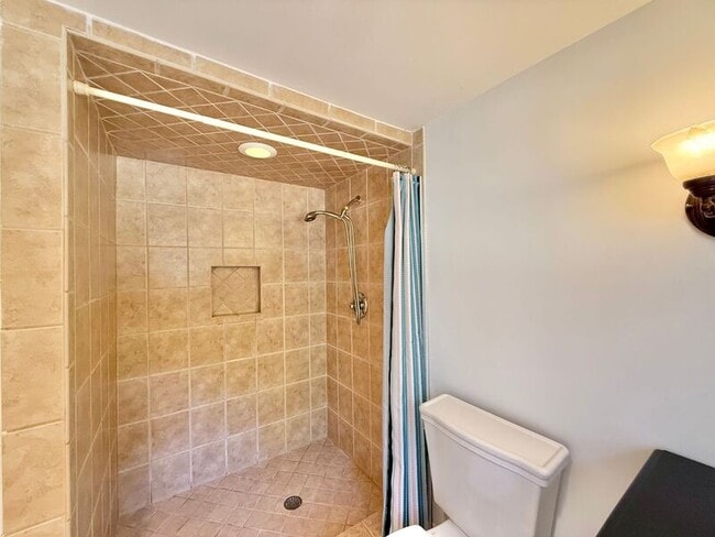 Building Photo - 1402 Hedgelawn Way