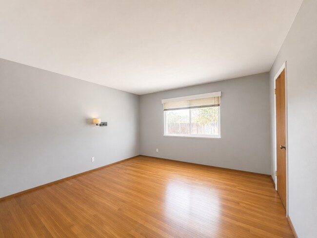 Building Photo - 1351 Oakwood Ct