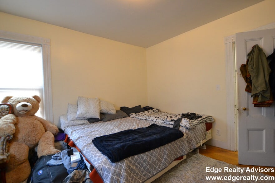 Building Photo - 272 Crescent St