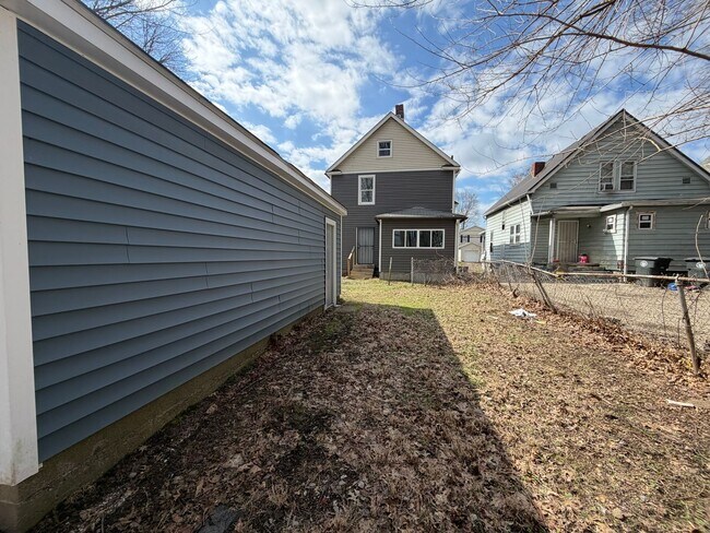 Building Photo - Charming Multi-Level Akron Home with Huge Living Room & Updated Siding