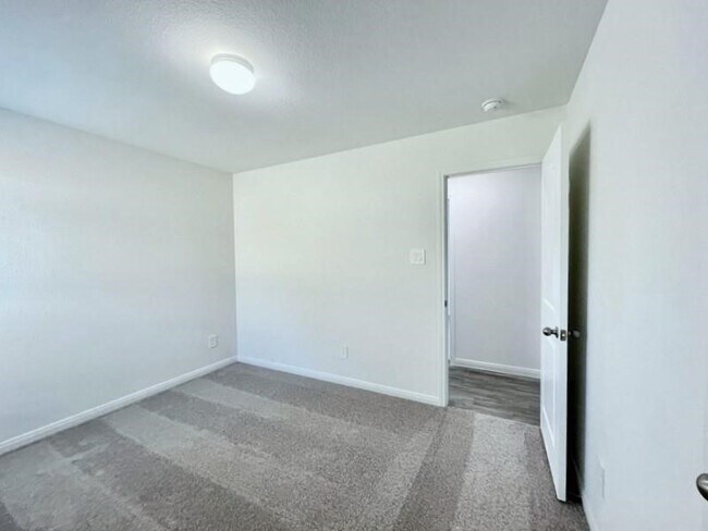 Building Photo - 13010 Sorrento Bay Dr